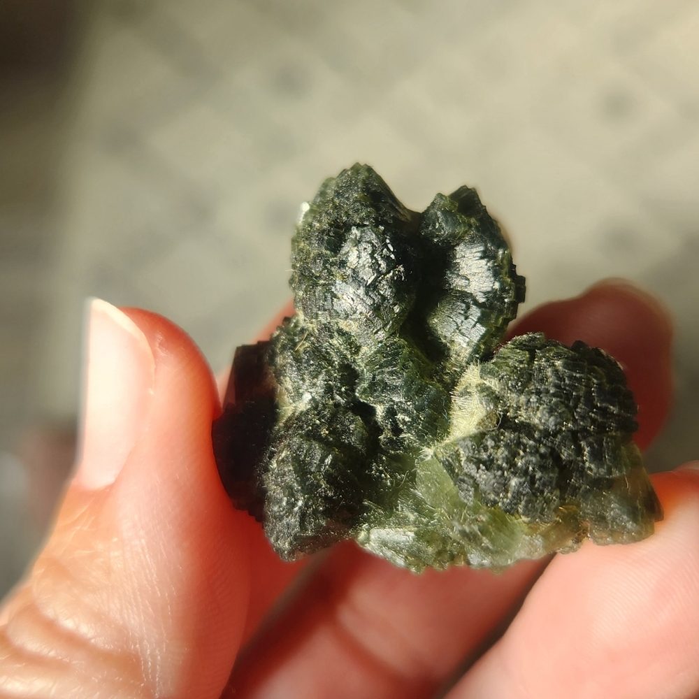 Perihinite dark green cluster
